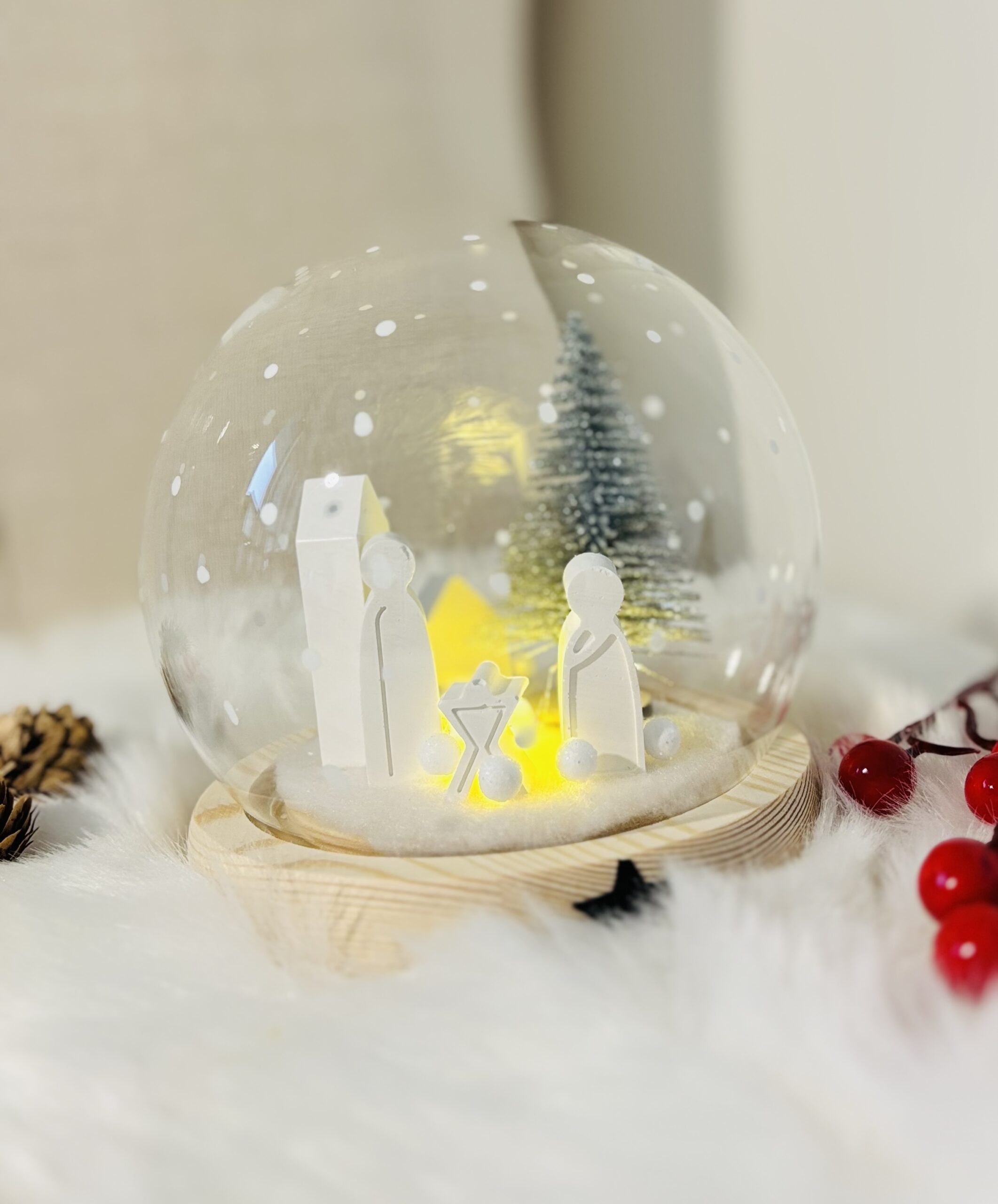 Mini Krippe unter Glaskuppel